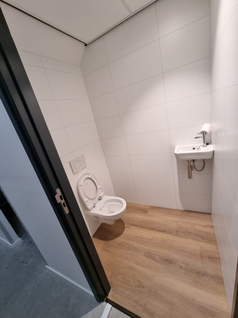 Toilet bij opbergruimte Haarlem